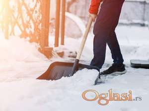 Čišćenje snega ručno lopatama i mašinski bagerom i duvačima